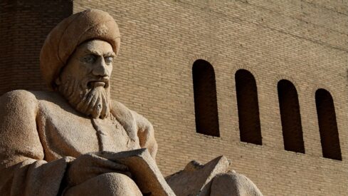 stone-statue-reading-book-building-489x275